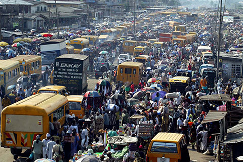 Nigerians throng outdoor market in Lagos