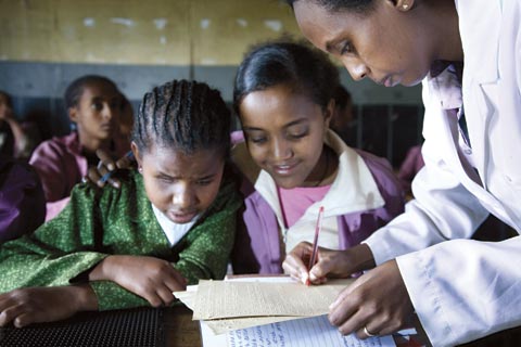 Les inscriptions scolaires ayant beaucoup augmenté dans plusieurs pays d'Afrique, les enseignants sont souvent confrontés à des classes surchargées