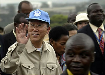 Mr. Ban Ki-moon visiting the Kibera slum in Nairobi