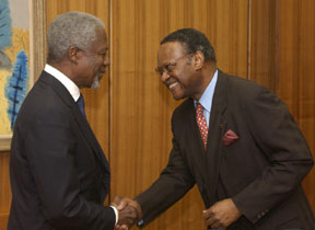 Chief Emeka Anyaoku (right), chair of the advisory panel, with UN Secretary-General Kofi Annan