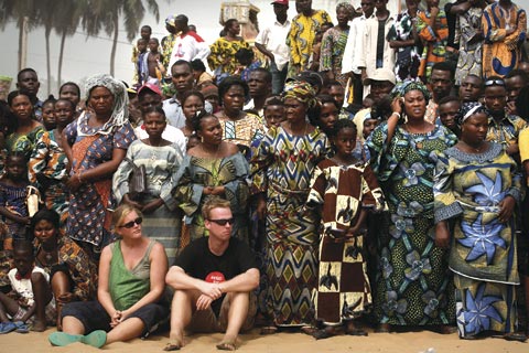 Visiteurs d'un festival culturel au Bénin