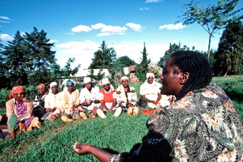 Wangari Maathai, talking in 1983 with members of the Green Belt Movement environmental group she founded in Kenya