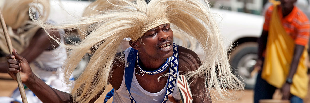 رجل يؤدي رقصة تقليدية بمناسبة يوم نيلسون مانديلا في فعالية أقيمت في المجمع الأممي في دارفور. ©الأمم المتحدة/Albert González Farran