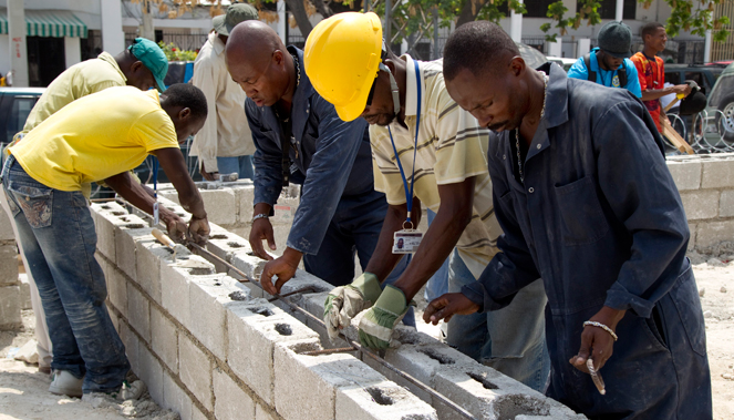 " إعادة بناء البرلمان الهايتي بتمويل من البعثة الأممية نظرا للأضرار الكبيرة التي ألحقها به الزلزال. ©الأمم المتحدة/Logan Abassi "