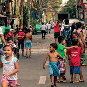 بالغون وأطفال في شارع مزدحم. ©منظمة الصحة العالمية