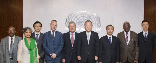 Los miembros de la Junta de Auditores con el Secretario General, Ban Ki-moon, (cuarto desde la derecha) durante el 67° período extraordinario de sesiones en julio de 2013, Nueva York.