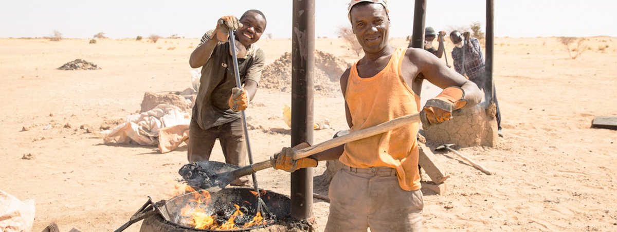 Нигер: местные жители и малийские мигранты учатся делать кирпичи из пластика и песка.