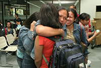  Un grupo de migrantes llega a las Filipinas.