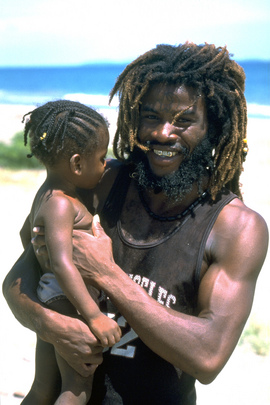 Un homme tennant un bébé dans ses bras