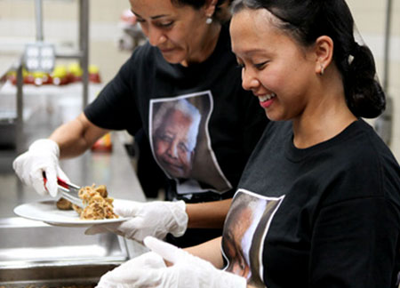 Сотрудники ООН участвовали в приготовлении пищи для бездомных в Центре для бездомных Бовери.