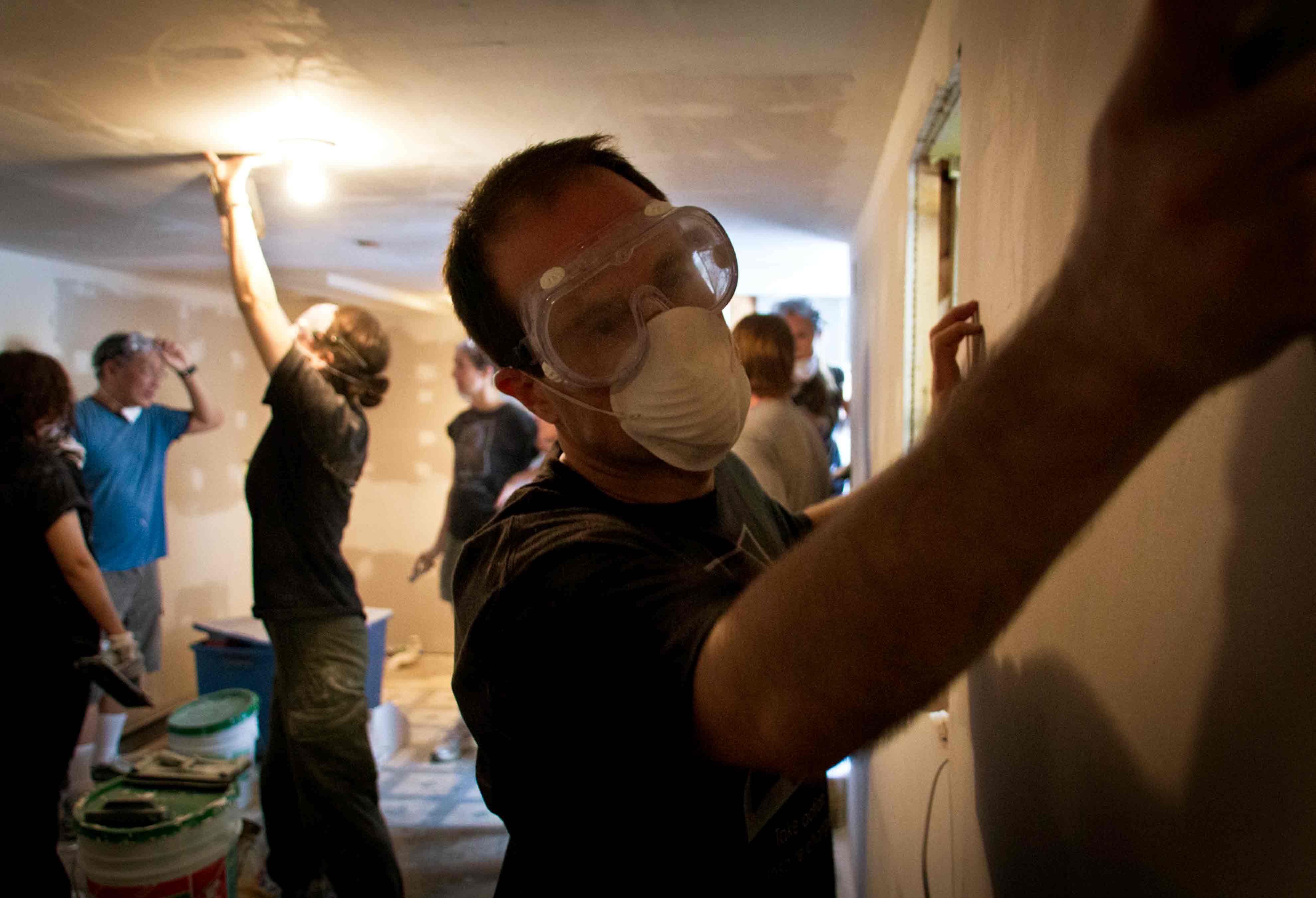 UN staff volunteer to rebuild homes in Long Island Beach. © 联合国图片/Africa Renewal