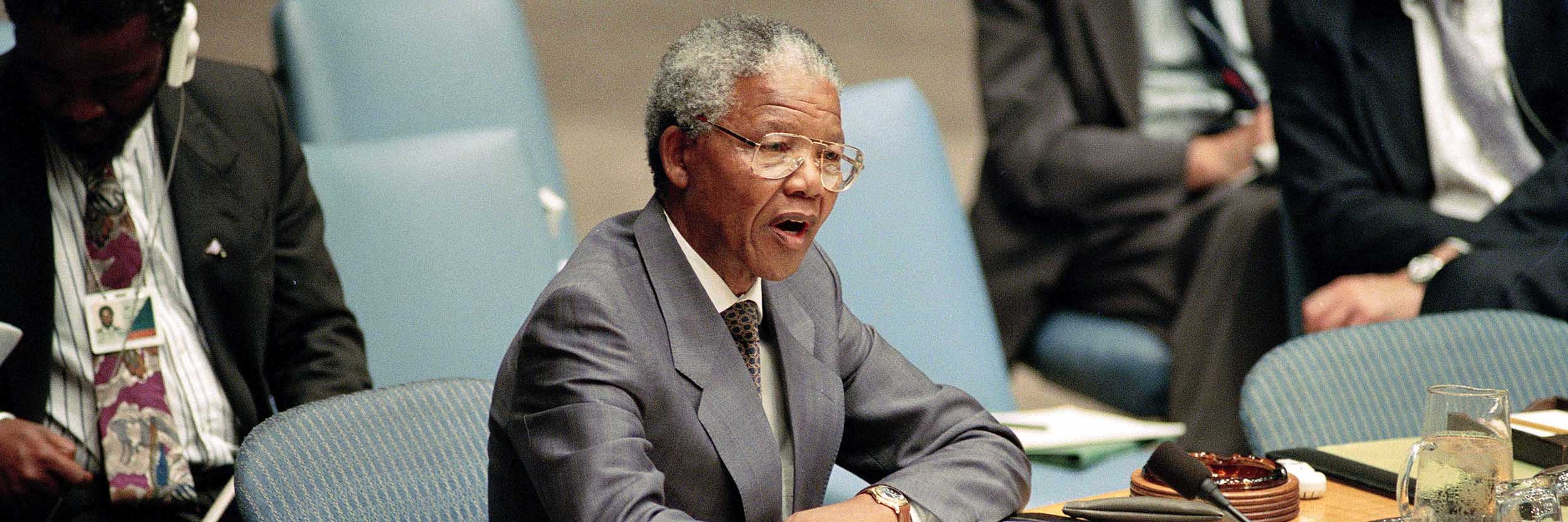 非洲人国民大会主席纳尔逊•曼德拉于1992年7月在安理会发表演讲。
