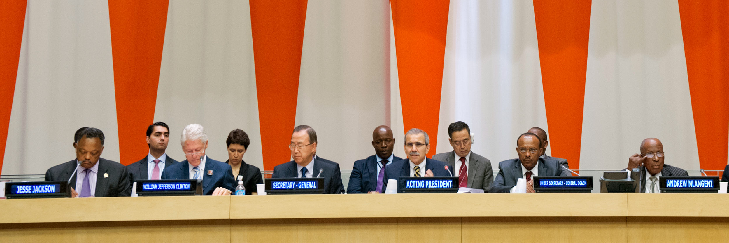 A view of the Economic and social Council Chamber as Acting Assembly President Nawaf Salam (centre), addresses the event. Pictured with him (from left): Reverend Jesse L. Jackson, Sr.; Former US President Bill Clinton; Secretary-General Ban Ki-moon; Tegegnework Gettu, Under-Secretary-General for General Assembly and Conference Management; and Mr. Andrew Mlangeni. © 联合国图片/Eskinder Debebe