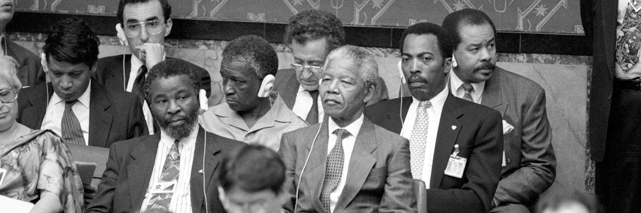 Nelson Mandela, President of the African National Congress (ANC), in centre, and members of the ANC listen to Security Council debate on the situation in South Africa. 联合国图片/Milton Grant