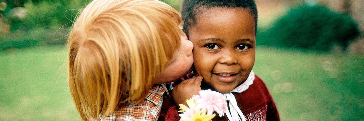 孩子眼中没有种族歧视。种族间的友谊之花在孩子们之间绽放。开普敦，南非。联合国图片