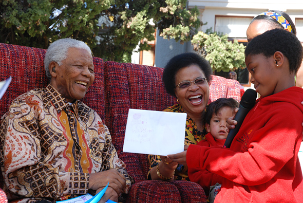 Mandela y Graça Machel con unos niños durante una recaudación de fondos para la Infancia de Nelson Mandela, agosto de 2007.