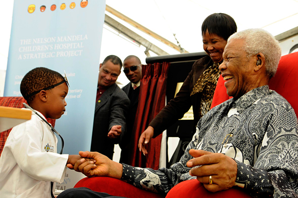 纳尔逊•曼德拉，摄于2009年7月参加纳尔逊•曼德拉儿童基金会年度庆祝活动及纳尔逊•曼德拉儿童医院成立首选地址竣工现场。