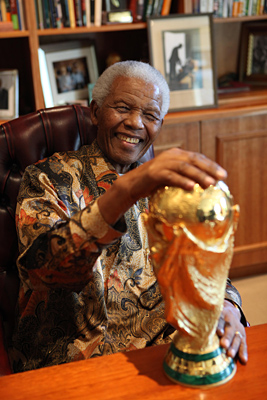 Mandela con la copa del mundo de la FIFA antes del comienzo del torneo de la Copa Mundial de Fútbol que tendrá lugar en Sudáfrica en 2010.