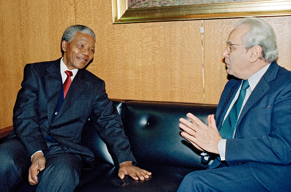 1991年12月3日，联合国秘书长哈维尔•佩雷斯•德奎利亚尔（右）与非洲人国民大会主席纳尔逊•曼德拉会晤。