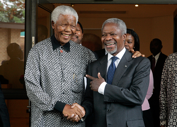 El Secretario General Kofi Annan (derecha) se reúne con el ex presidente sudafricano Nelson Mandela en Houghton, en Johannesburgo, Sudáfrica. 15 de marzo de 2006.