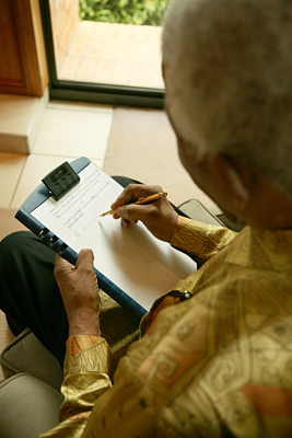 M. Mandela en train d'écrire, mars 2009.