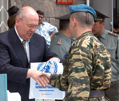 UN DPI Representative, UN RC a.i. handing UN gifts to the 