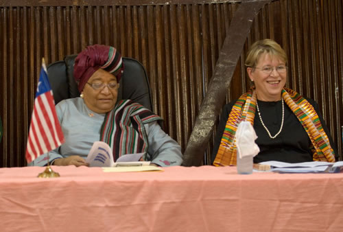 A Monrovia, Ellen Margrethe Løj, Représentante spéciale adjointe du Secrétaire général et Chef de la Mission des Nations Unies au Libéria, et Ellen Johnson-Sirleaf, Présidente libérienne.
