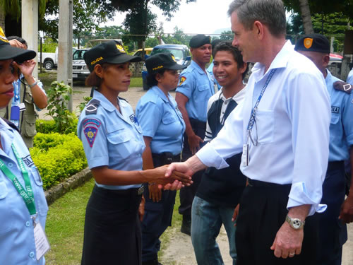 Andrew Hughes, Conseiller pour les questions de police du Département des opérations de maintien de la paix, serre la main de femmes officiers de police du Timor-Leste, qui ont été formées par les Nations Unies.