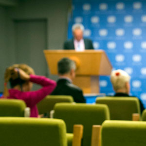 Une  vue de la salle de conférence de presse tandis que Vitaly I. Churkin (sur les écrans), Représentant permanent de la Fédération de Russie auprès de l'ONU et le Président du Conseil de sécurité pour juin, parlent aux journalistes du programme de travail du Conseil pour le mois. Photo ONU/Paulo Filgueiras