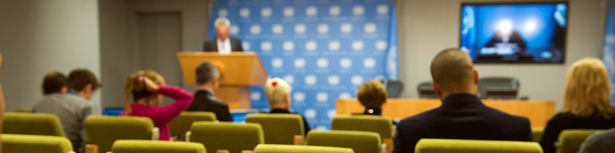 俄罗斯常驻联合国代表及安全理事会七月轮值主席丘尔金（屏幕中显示）向记者通报涉及有关安理会本月工作计划。联合国图片/Paulo Filgueiras