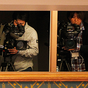 Broadcast and photo journalists cover the Security Council meeting on the situation in Ukraine. UN Photo/Paulo Filgueiras