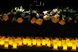 شموع وزهور في المراسم التذكارية التي أقيمت في مقر الأمم المتحدة بتاريخ 9 آذار/مارس 2010