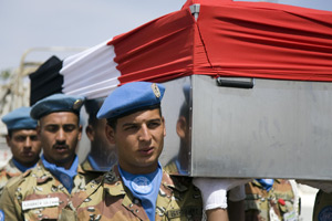 Des Casques bleus portent  le cercueil d'un soldat de la paix égyptien de la  MINUAD, tué dans une embuscade
