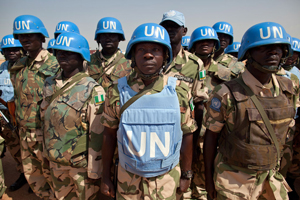 Personal de las fuerzas de paz nigerianas de la UNAMID  escuchan al Comandante de la Fuerza.