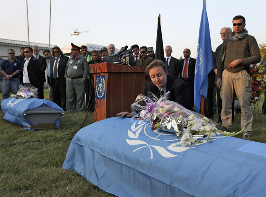 28 octobre 2009 : Deux employés du Programme des Nations Unies pour le développement sont tués lors d'une attaque à Kaboul. Des collègues leur rendent hommage.
