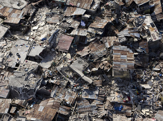 12 janvier 2010 : des centaines de milliers d'Haïtiens meurent à la suite d'un violent tremblement de terre.