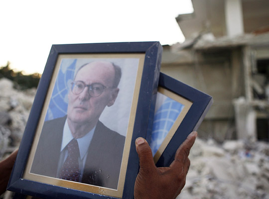 Le portrait d'Hedi Annabi est récupéré dans les décombres du quartier général de l'ONU. Il a été retrouvé encore suspendu.