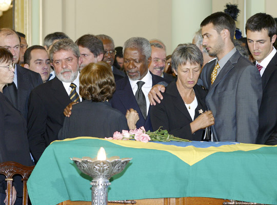 Le Secrétaire général Kofi Annan aux côtés de la famille de Sergio Vieira de Mello, Représentant spécial en Iraq.