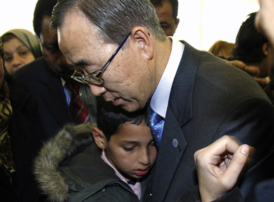 Le Secrétaire général console un garçon qui a perdu un membre de sa famille à Alger.