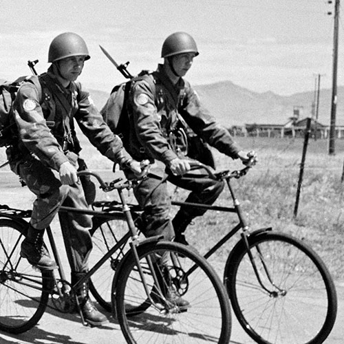 Soldados finlandeses se dirigen a Nicosia en bicicleta, desde Dhekelia (Chipre), recorriendo una distancia de 192 km, y pasan por un puesto de vigilancia de la ONU, el 1 de mayo de 1964.