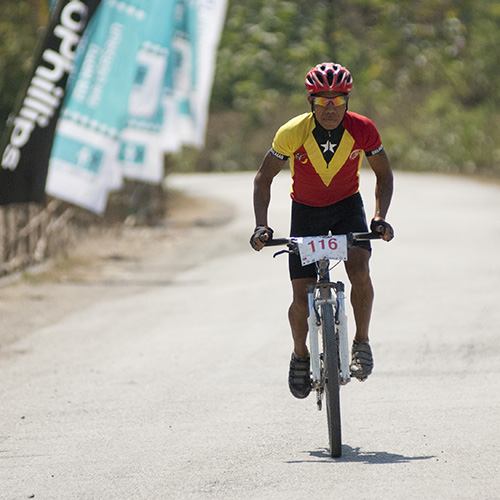 Un ciclista timorense llega a la línea de meta de la segunda etapa del Tour de Timor 2012 en Mota'ain, Timor-Leste.