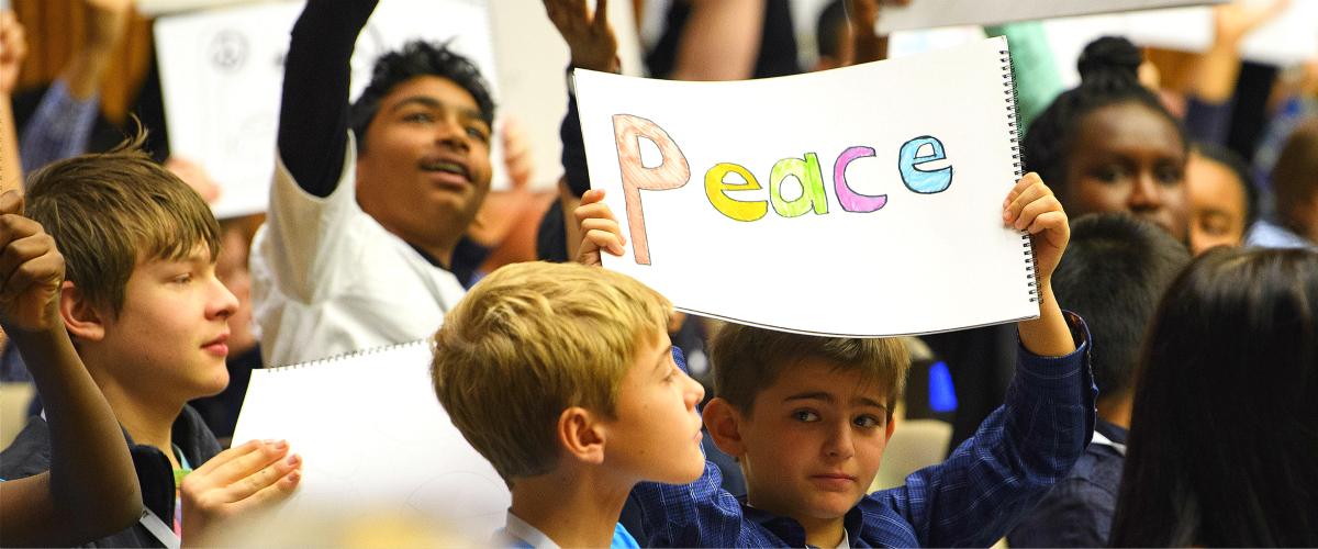 Niños neoyorquinos participan en la celebración del Día de la Paz en la sede de la ONU.