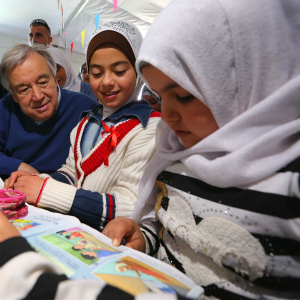 El Secretario General António Guterres habla con los escolares durante una visita al campo de refugiados de Zaatari en Jordania.