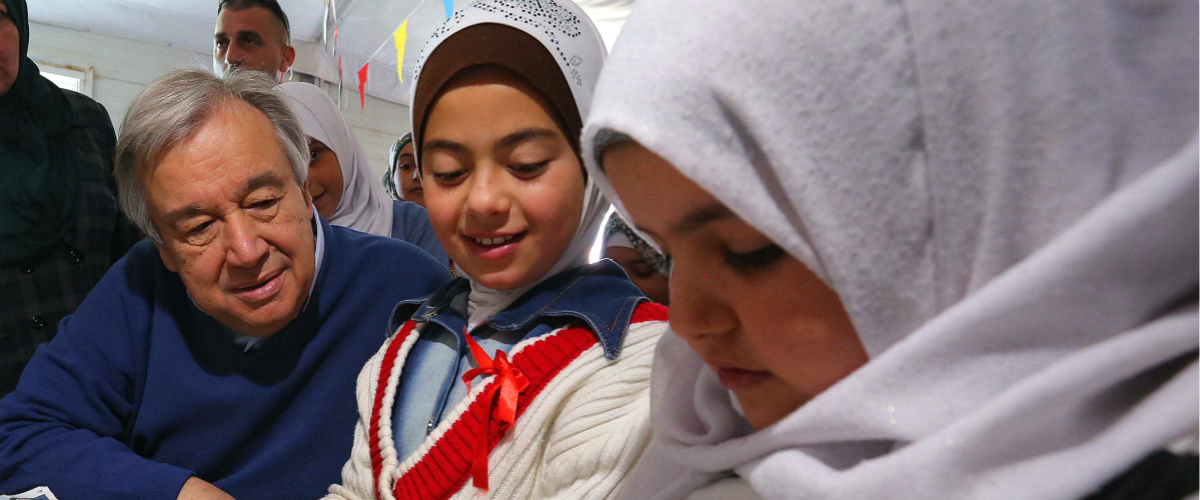El Secretario General António Guterres habla con los escolares durante una visita al campo de refugiados de Zaatari en Jordania.