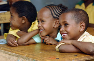 Unos niños en la escuela.