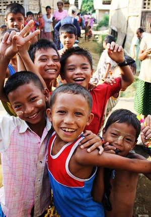 Unos niños sonriendo posan para la foto.