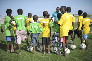 Unos niños participan en un festival de fútbol organizado por la Federación Internacional de Fútbol (FIFA) en Somalia