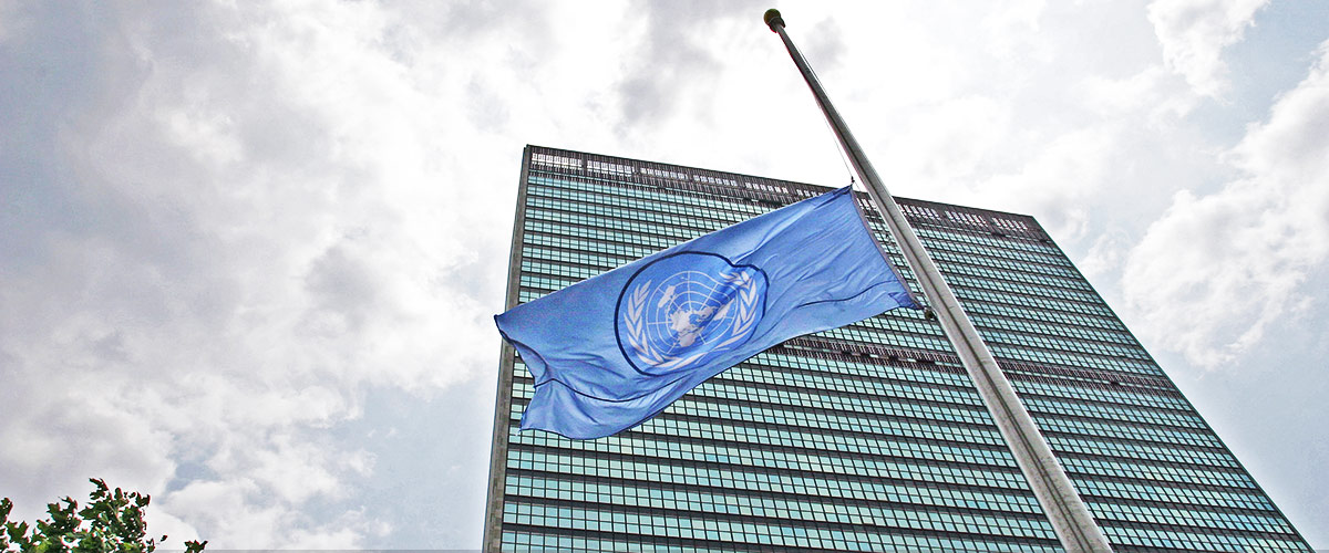 La bandera de las Naciones Unidas en la sede ondea a media asta en memoria del personal de paz que perdieron la vida en un accidente de helicóptero en Sierra Leona en 2004. Foto ONU/Mark Garten