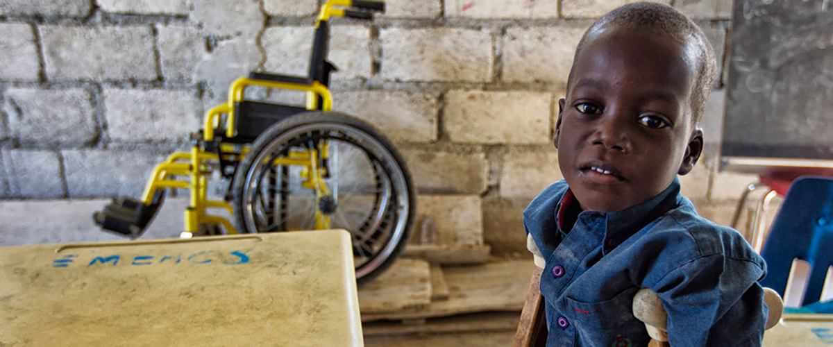 NiÃ±o haitiano con muletas en una escuela.