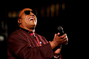 Stevie Wonder cantando